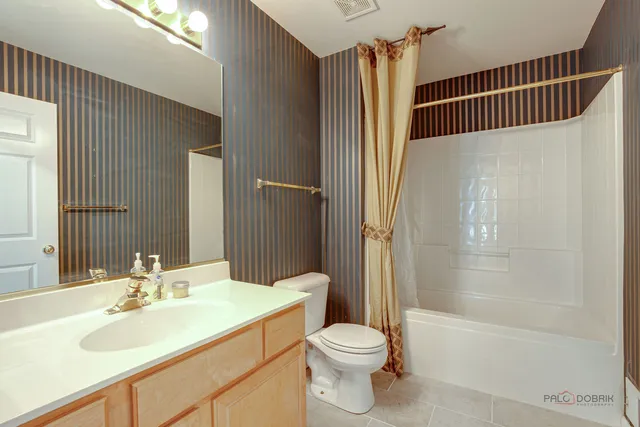 $396,000 | 561 Saddlebrook Lane, Vernon Hills, IL 60061