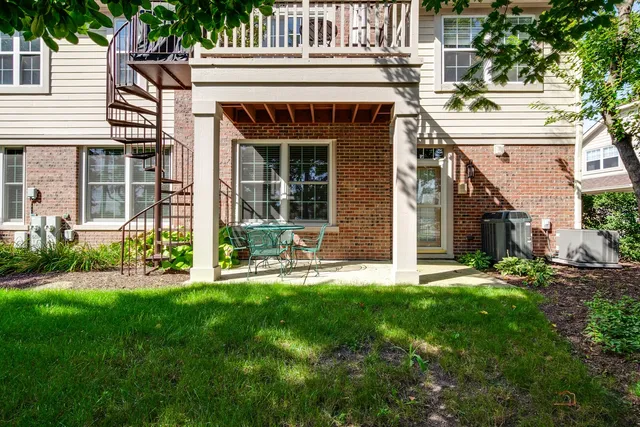 $396,000 | 561 Saddlebrook Lane, Vernon Hills, IL 60061