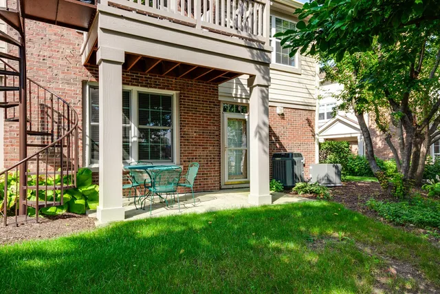 $396,000 | 561 Saddlebrook Lane, Vernon Hills, IL 60061