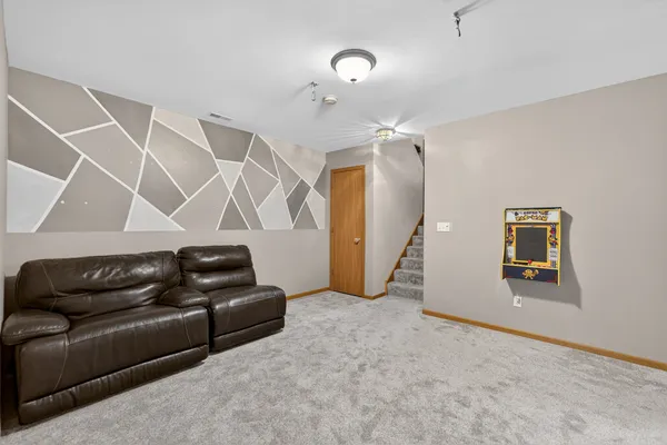 $279,900 | 665 Kenwood Court, DeKalb, IL 60115
