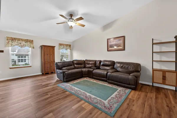 $279,900 | 665 Kenwood Court, DeKalb, IL 60115