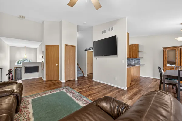 $279,900 | 665 Kenwood Court, DeKalb, IL 60115