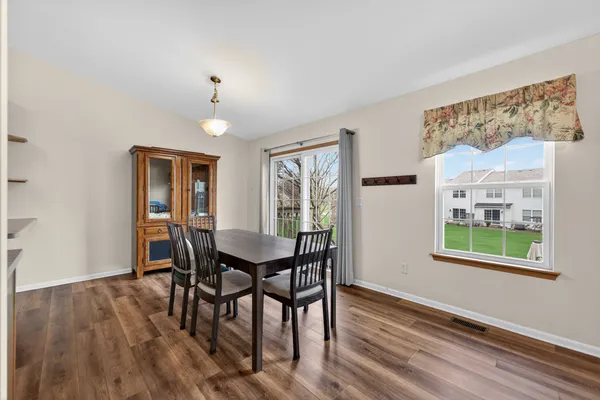 $279,900 | 665 Kenwood Court, DeKalb, IL 60115