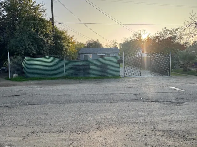 a view of a dry yard