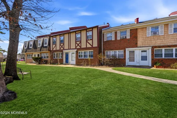 $329,900 | 7 Briar Mills Drive, Brick, NJ 08724