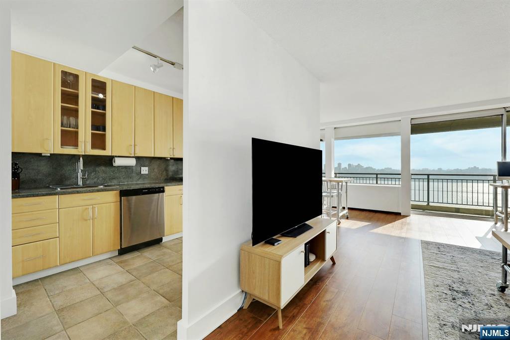 4 Horizon Road, Unit 1027 Fort Lee, NJ 07024 - Photo 4 of 19 Gallery Image 4