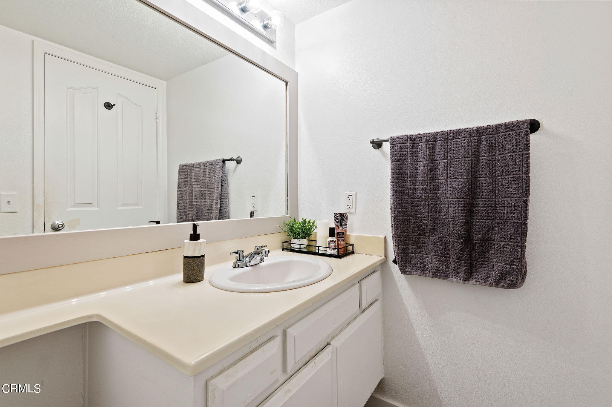 402 Johnson Road Oxnard, CA 93033 - Photo 16 of 18 a bathroom with a sink and a mirror