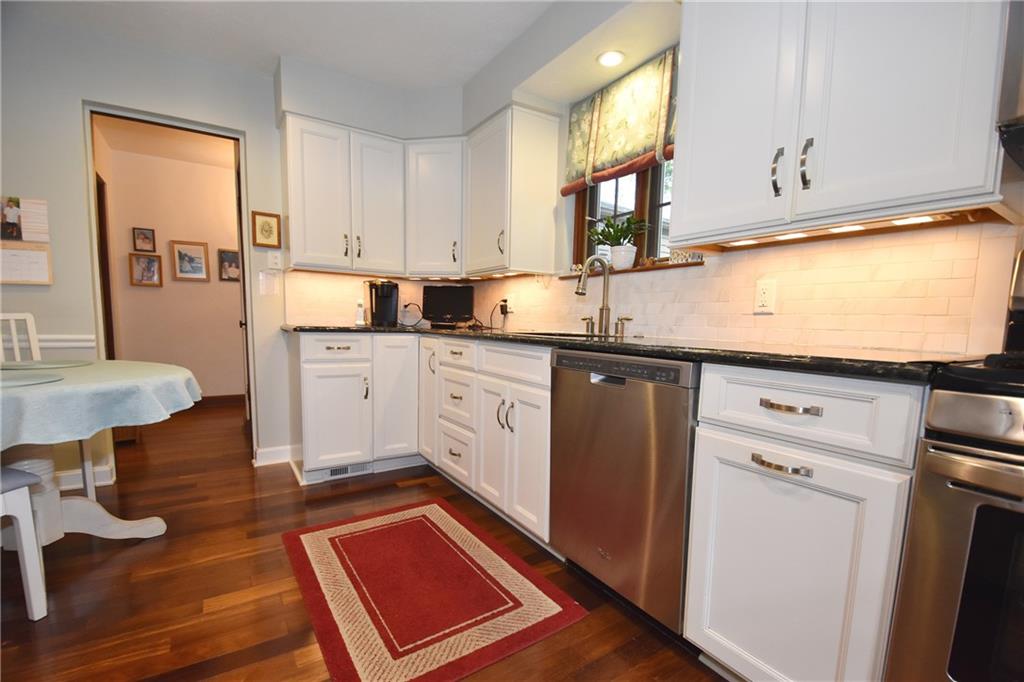 450 Arden Road Pittsburgh, PA 15216 - Photo 11 of 35 EATING AREA IN THE KITCHEN!!!
