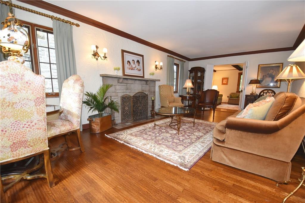 450 Arden Road Pittsburgh, PA 15216 - Photo 5 of 35 SUNLIT LIVING ROOM!!