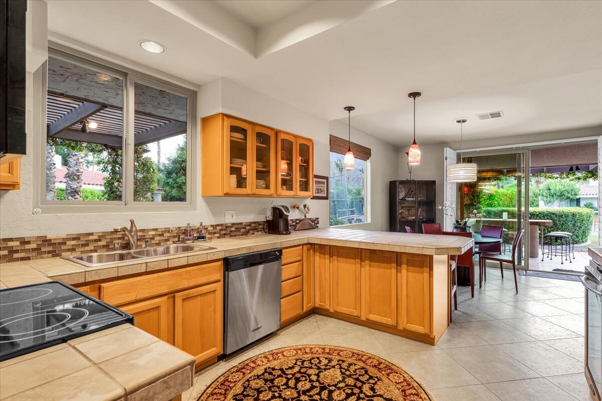 48901 Ave Anselmo La Quinta, CA 92253 - Photo 18 of 48 Kitchen