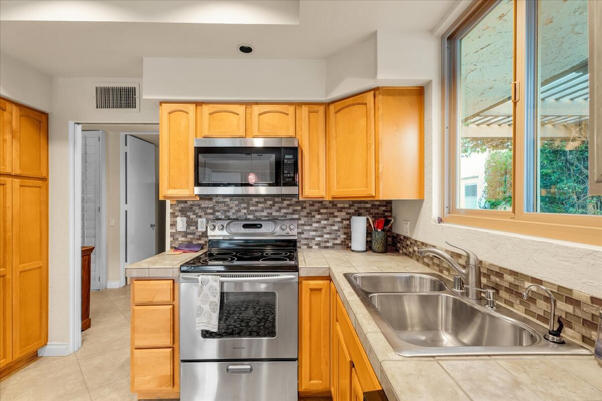 48901 Ave Anselmo La Quinta, CA 92253 - Photo 20 of 48 Kitchen