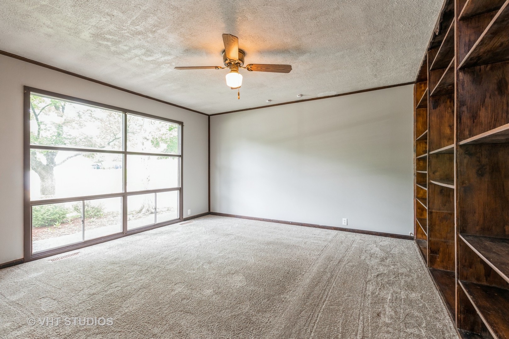 34 A Robin Road Carpentersville, IL 60110 - Photo 4 of 10 an empty room with windows and ceiling fan