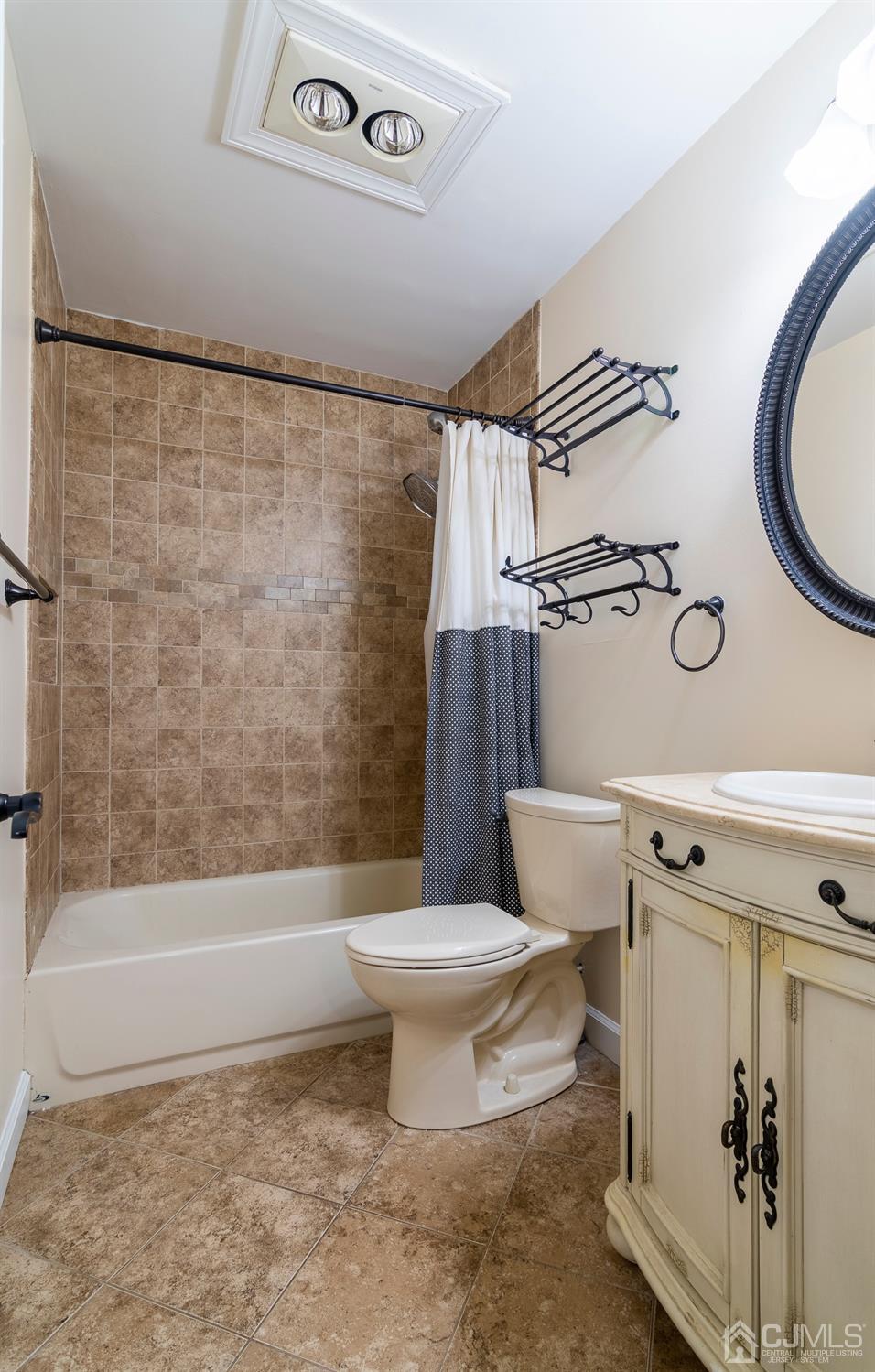 154 Winthrop Road Edison, NJ 08817 - Photo 9 of 18 a bathroom with a toilet and a shower