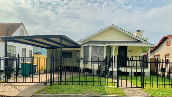 $1,300 | 611 Bolster Street, Baytown, TX 77520