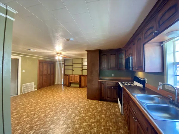 $1,300 | 611 Bolster Street, Baytown, TX 77520