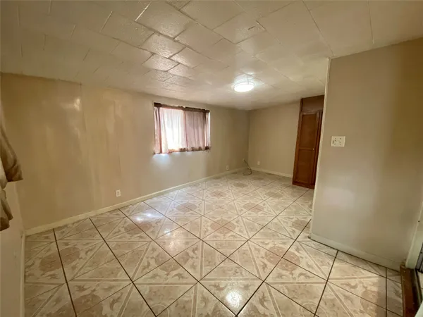 $1,300 | 611 Bolster Street, Baytown, TX 77520