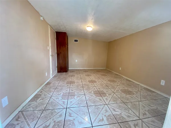$1,300 | 611 Bolster Street, Baytown, TX 77520