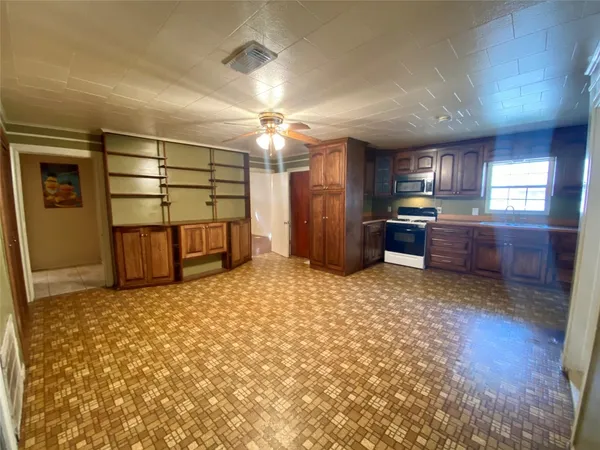 $1,300 | 611 Bolster Street, Baytown, TX 77520