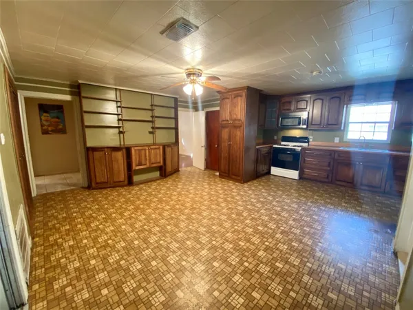 $1,300 | 611 Bolster Street, Baytown, TX 77520