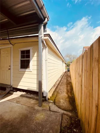 $1,300 | 611 Bolster Street, Baytown, TX 77520