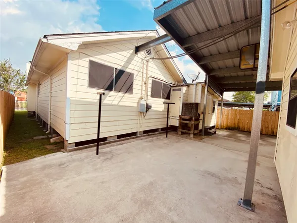 $1,300 | 611 Bolster Street, Baytown, TX 77520