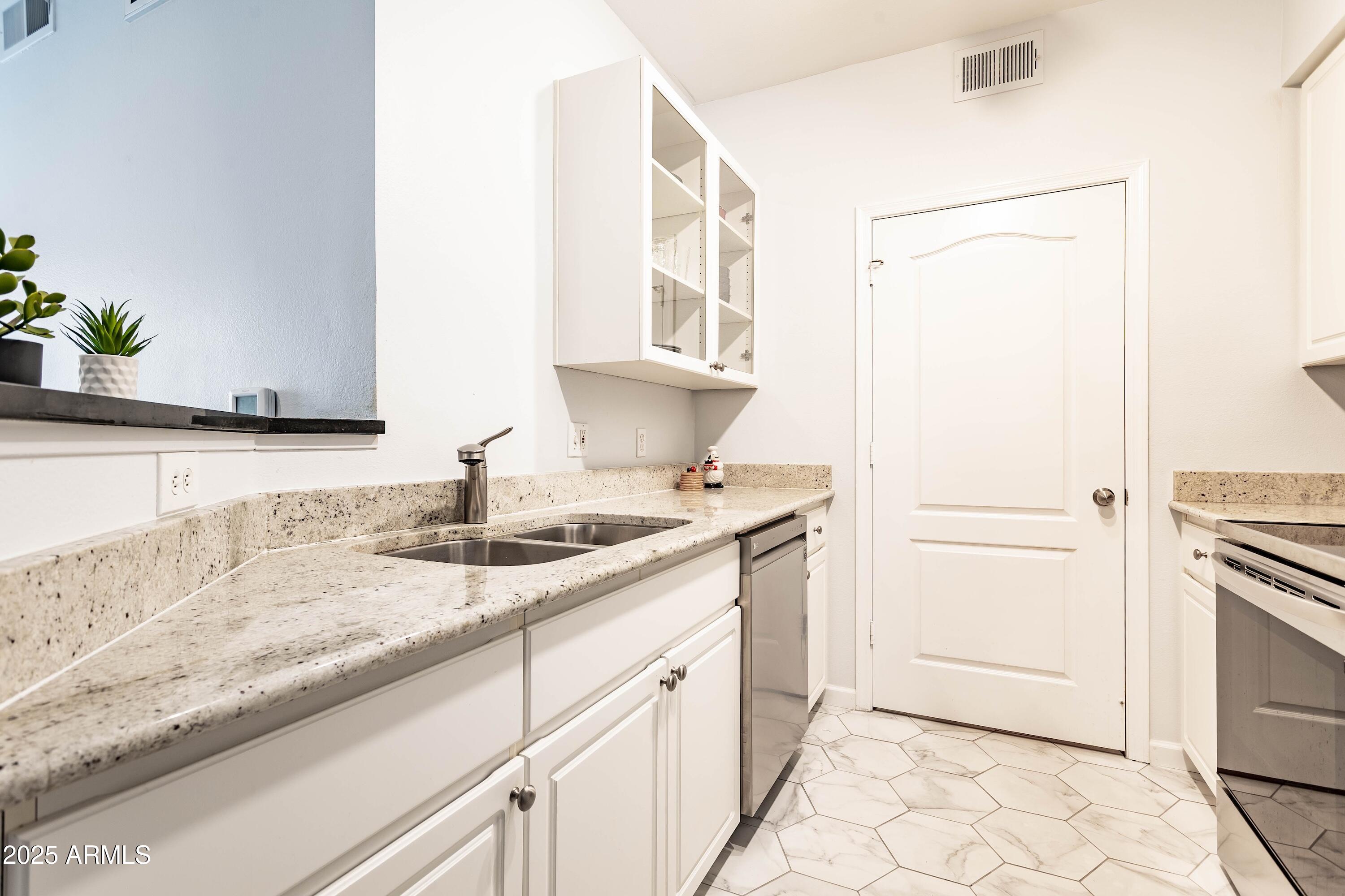 1701 East Colter Street, Unit 151 Phoenix, AZ 85016 - Photo 5 of 26 Kitchen