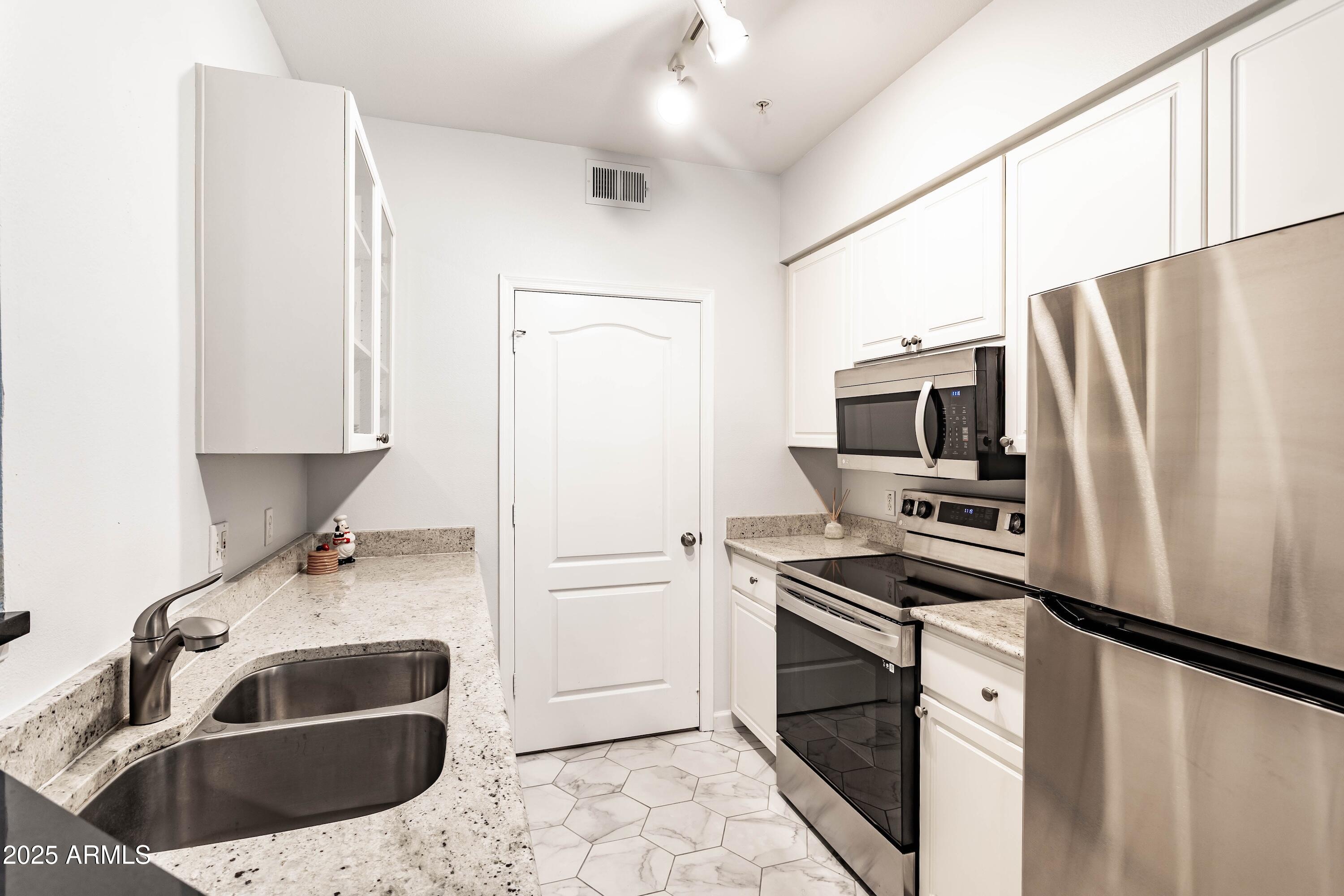 1701 East Colter Street, Unit 151 Phoenix, AZ 85016 - Photo 7 of 26 Kitchen