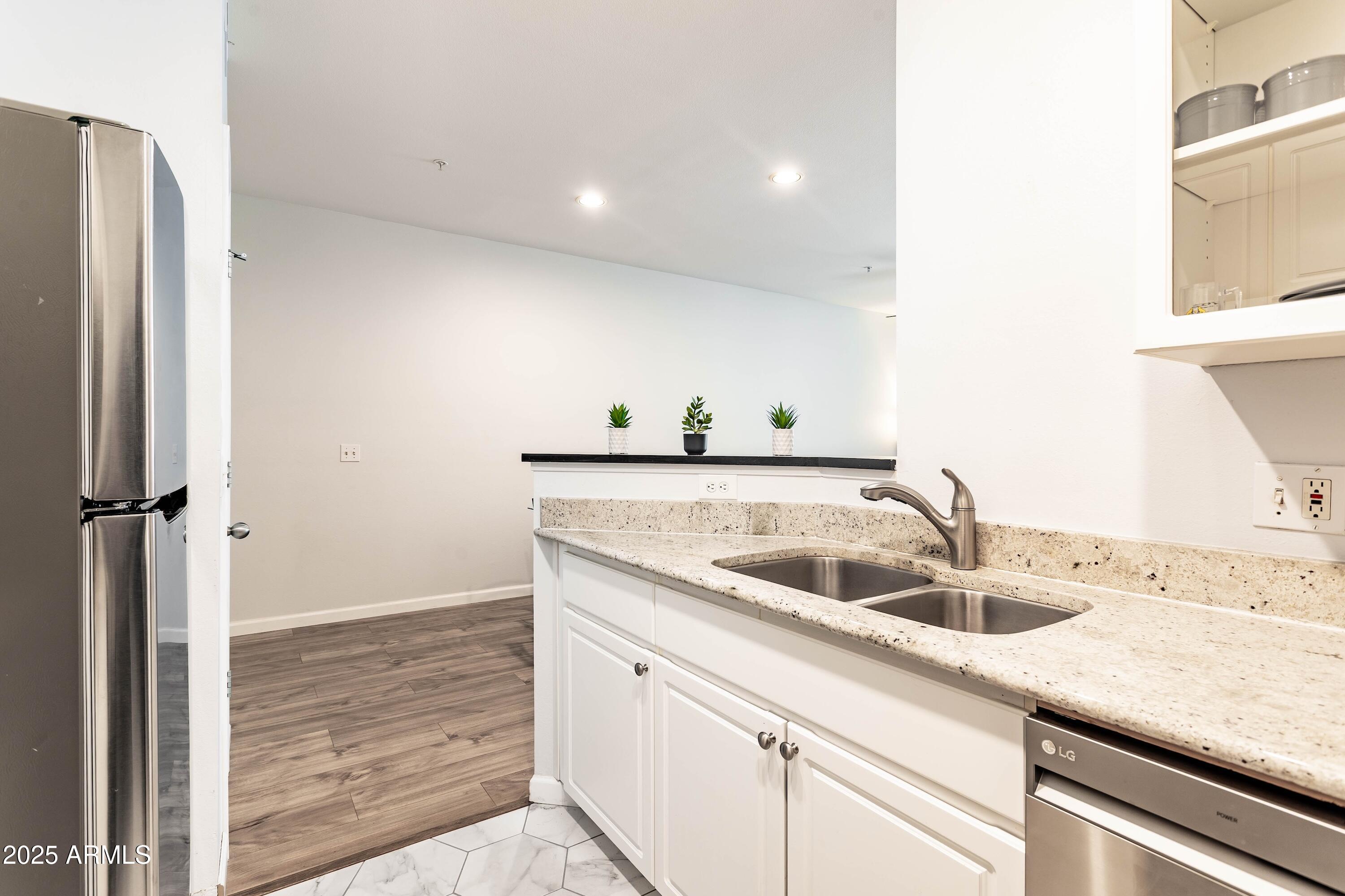 1701 East Colter Street, Unit 151 Phoenix, AZ 85016 - Photo 9 of 26 Kitchen