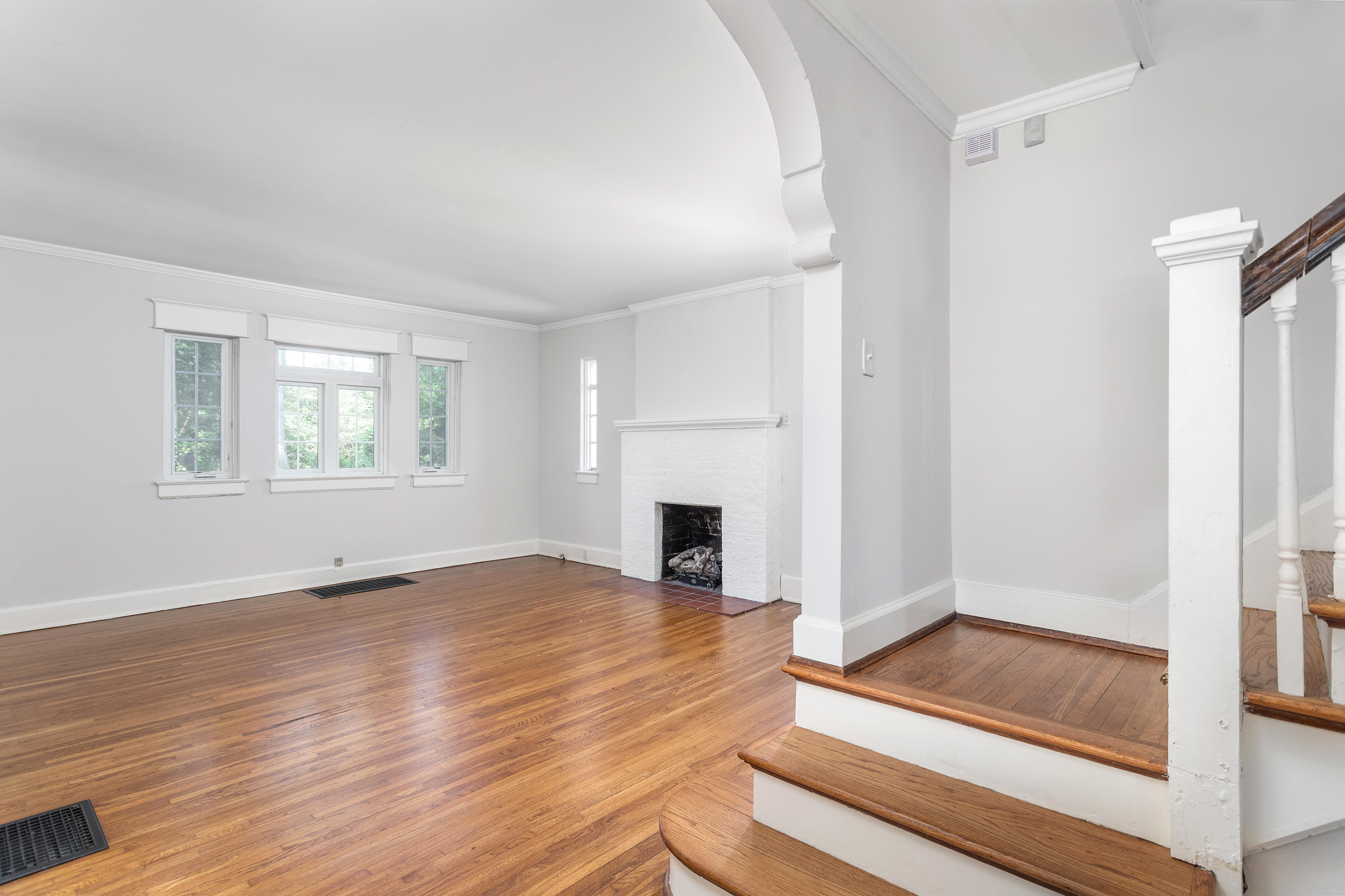 1206 East Dallas Road Chattanooga, TN 37405 - Photo 7 of 40 1206 E Dallas Rd_Living Room 1_Choice Ho