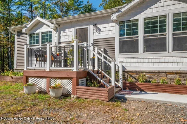 a view of a yard in front of house