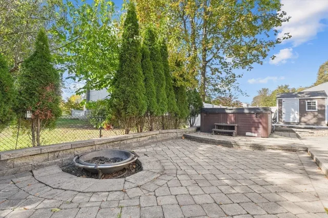 a view of a backyard