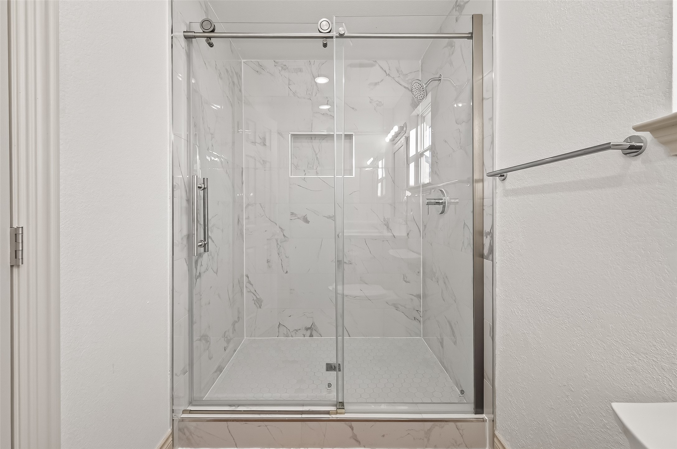 1823 Chippendale Road Houston, TX 77018 - Photo 14 of 16 Primary Bathroom Separate Shower