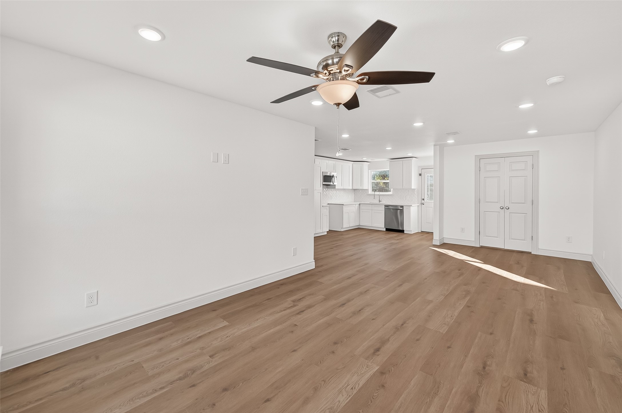 1823 Chippendale Road Houston, TX 77018 - Photo 3 of 16 Living & Dining Area