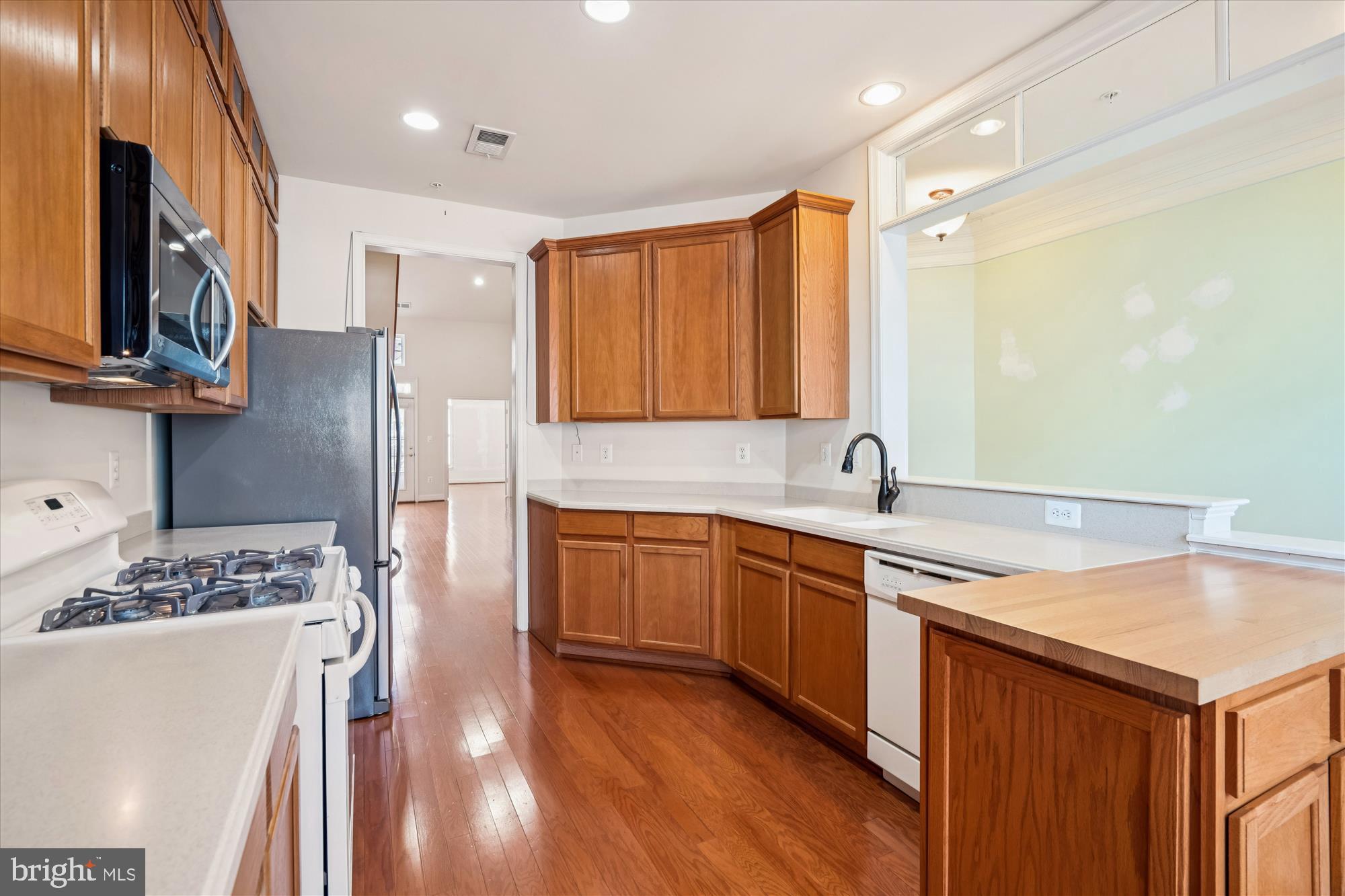 13124 Winding Trail Road Laurel, MD 20707 - Photo 6 of 54 Corian counters