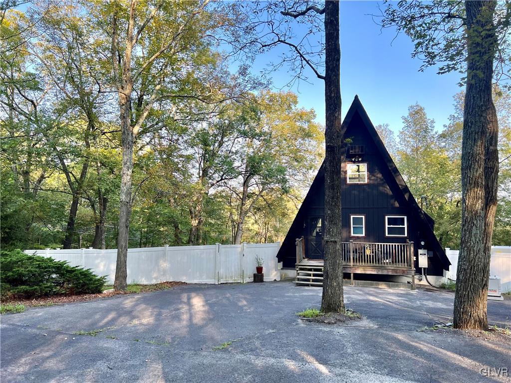 2105 Lakeview Road Bushkill, PA 18324 - Photo 2 of 49 Gallery Image 2