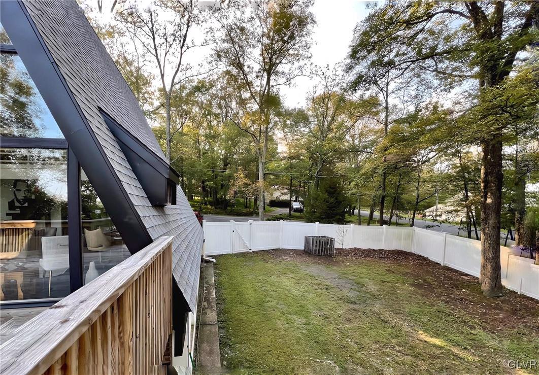 2105 Lakeview Road Bushkill, PA 18324 - Photo 3 of 49 Gallery Image 3