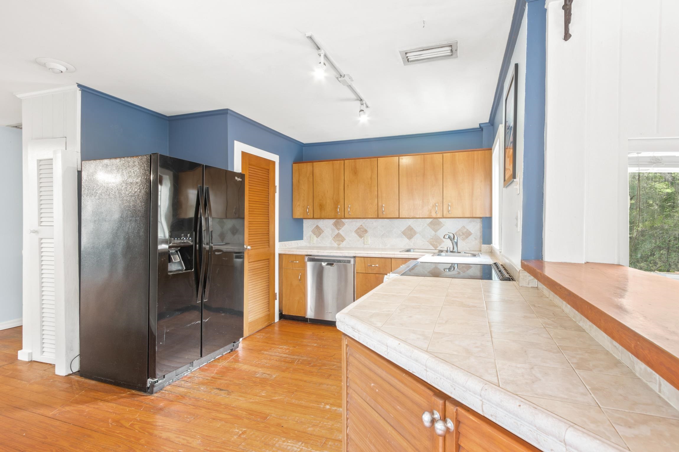 26 Ponce De Leon Avenue St. Augustine, FL 32080 - Photo 8 of 51 a kitchen with a refrigerator and a sink