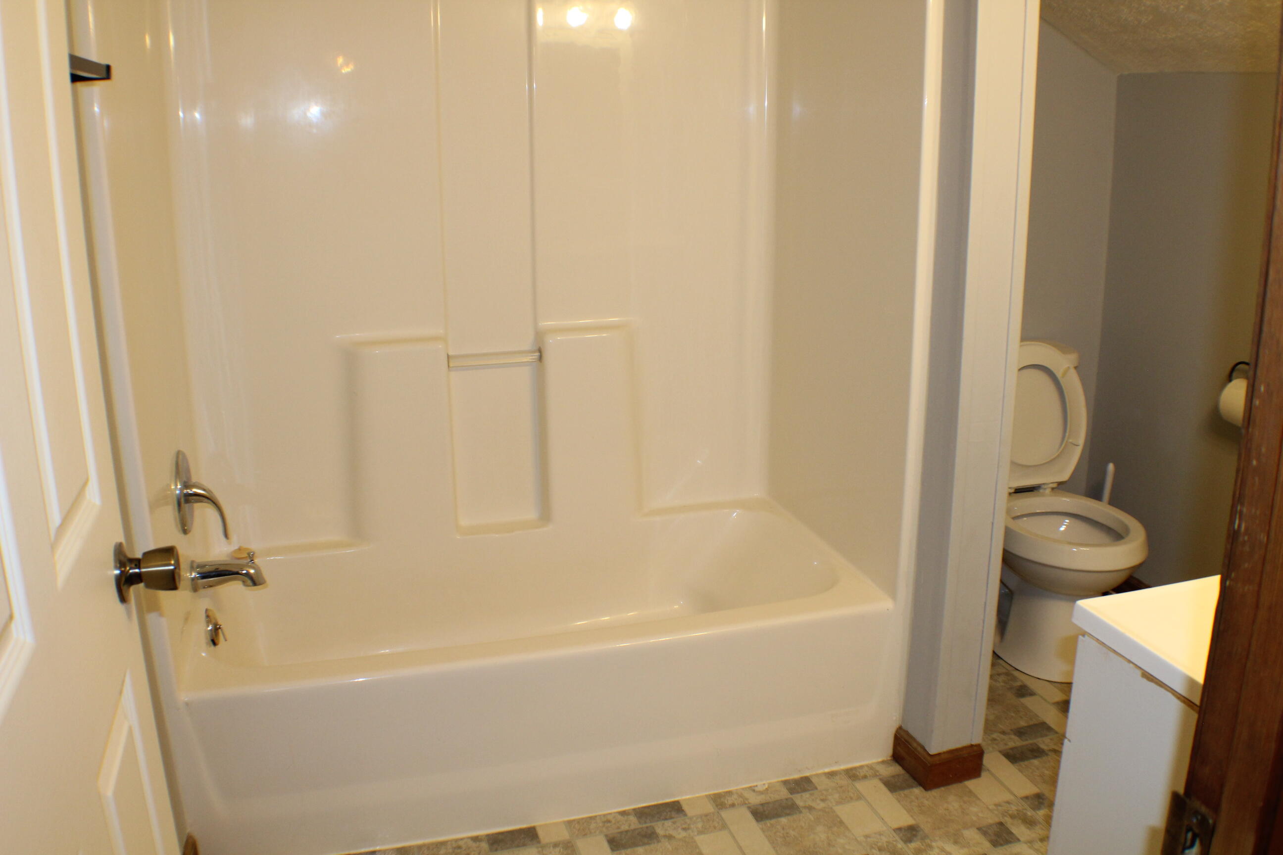 432 Ridgefields Road, Unit 26 Kingsport, TN 37660 - Photo 28 of 38 upstairs full bath
