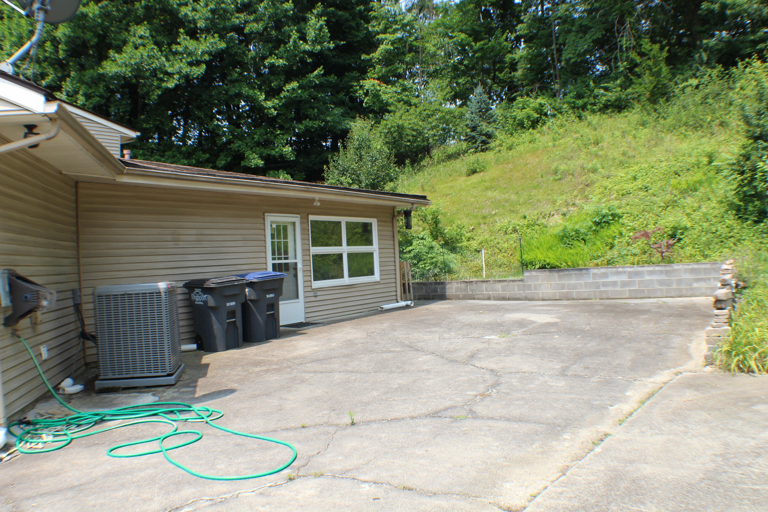 432 Ridgefields Road, Unit 26 Kingsport, TN 37660 - Photo 36 of 38 Additional parking pad area in back