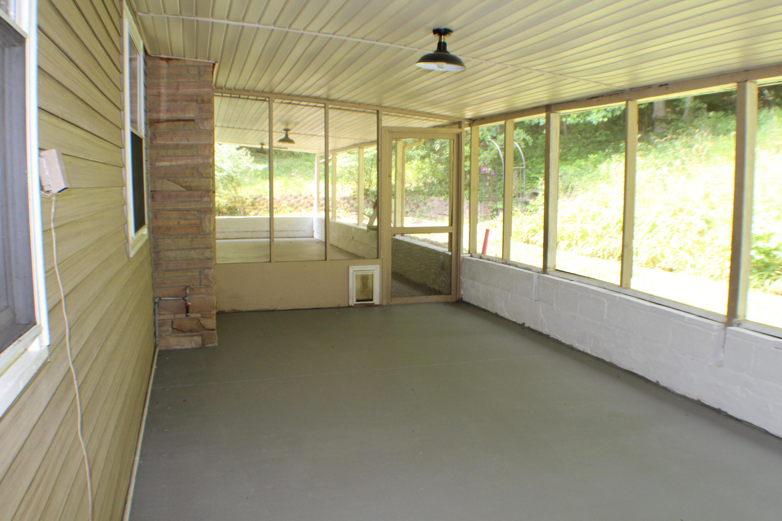432 Ridgefields Road, Unit 26 Kingsport, TN 37660 - Photo 8 of 38 Screened in patio