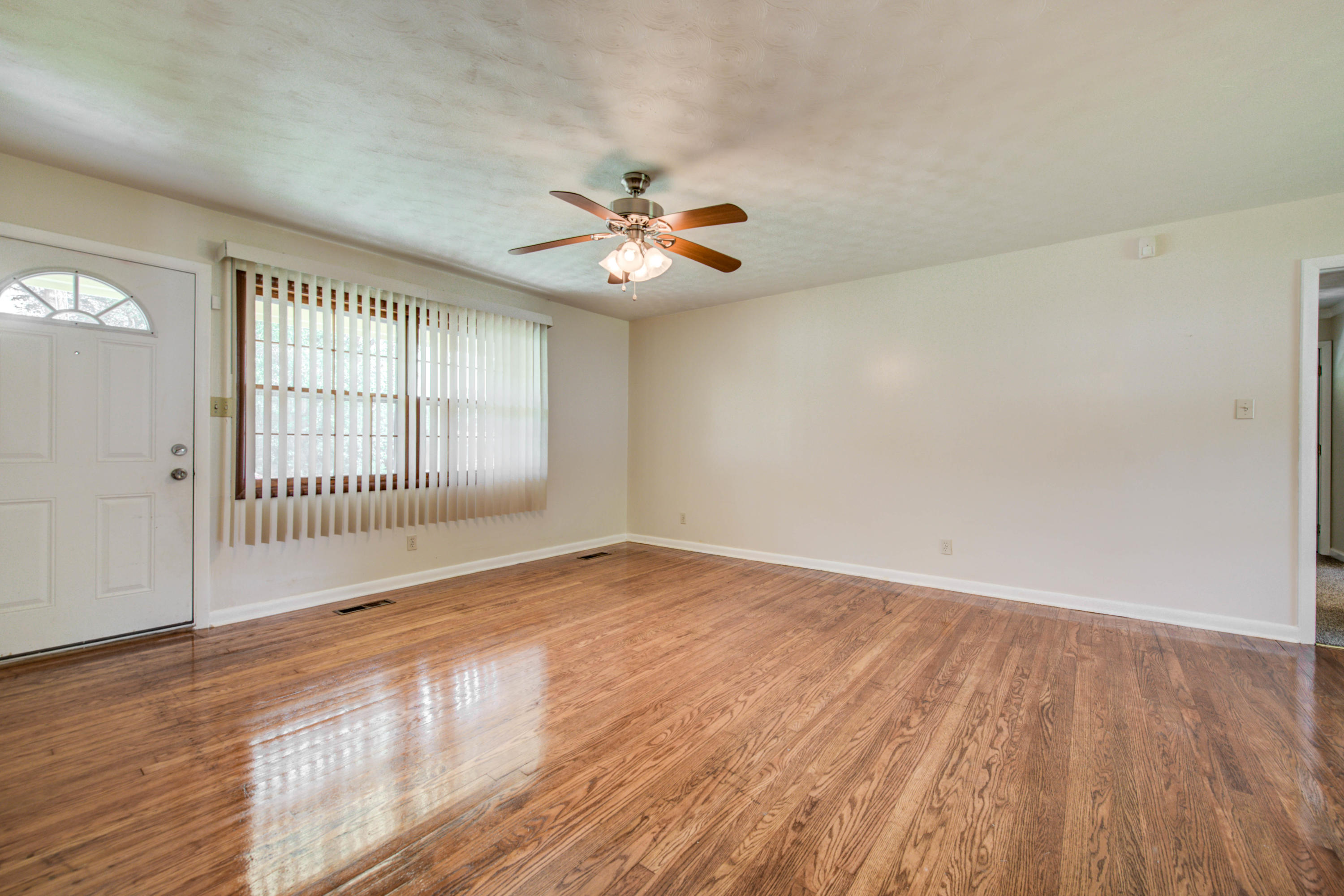 502 Robertsville Road Oak Ridge, TN 37830 - Photo 3 of 22 Living Room