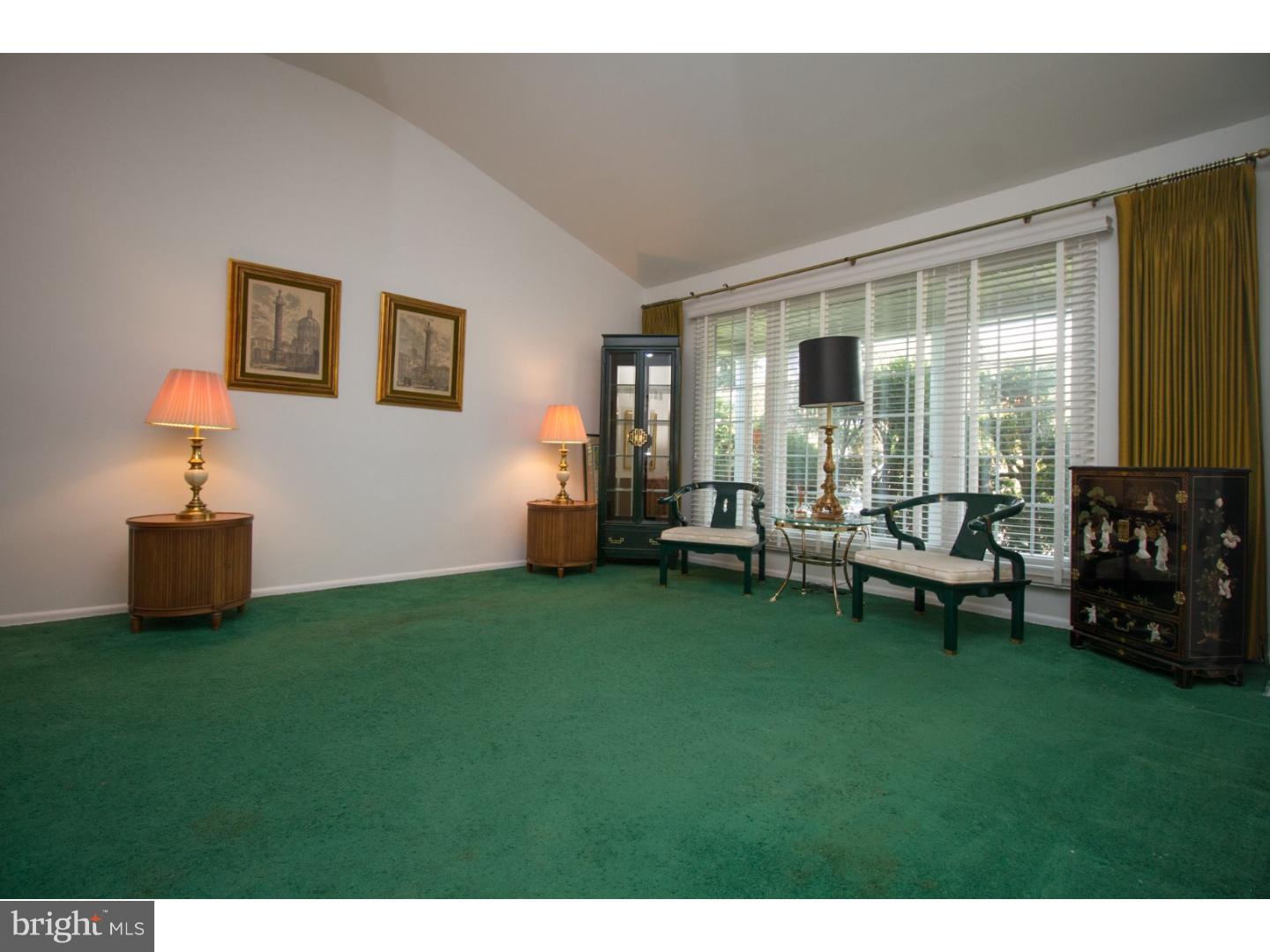 9701 Portis Road Philadelphia, PA 19115 - Photo 4 of 25 Living Room