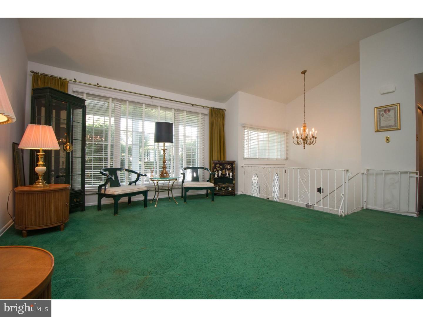 9701 Portis Road Philadelphia, PA 19115 - Photo 5 of 25 Living Room