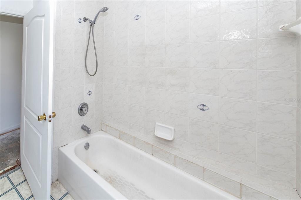 11339 Dean Street Spring Hill, FL 34608 - Photo 21 of 33 a bathroom with a bathtub