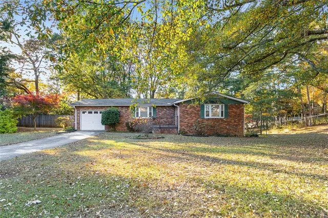 a view of a house with a yard