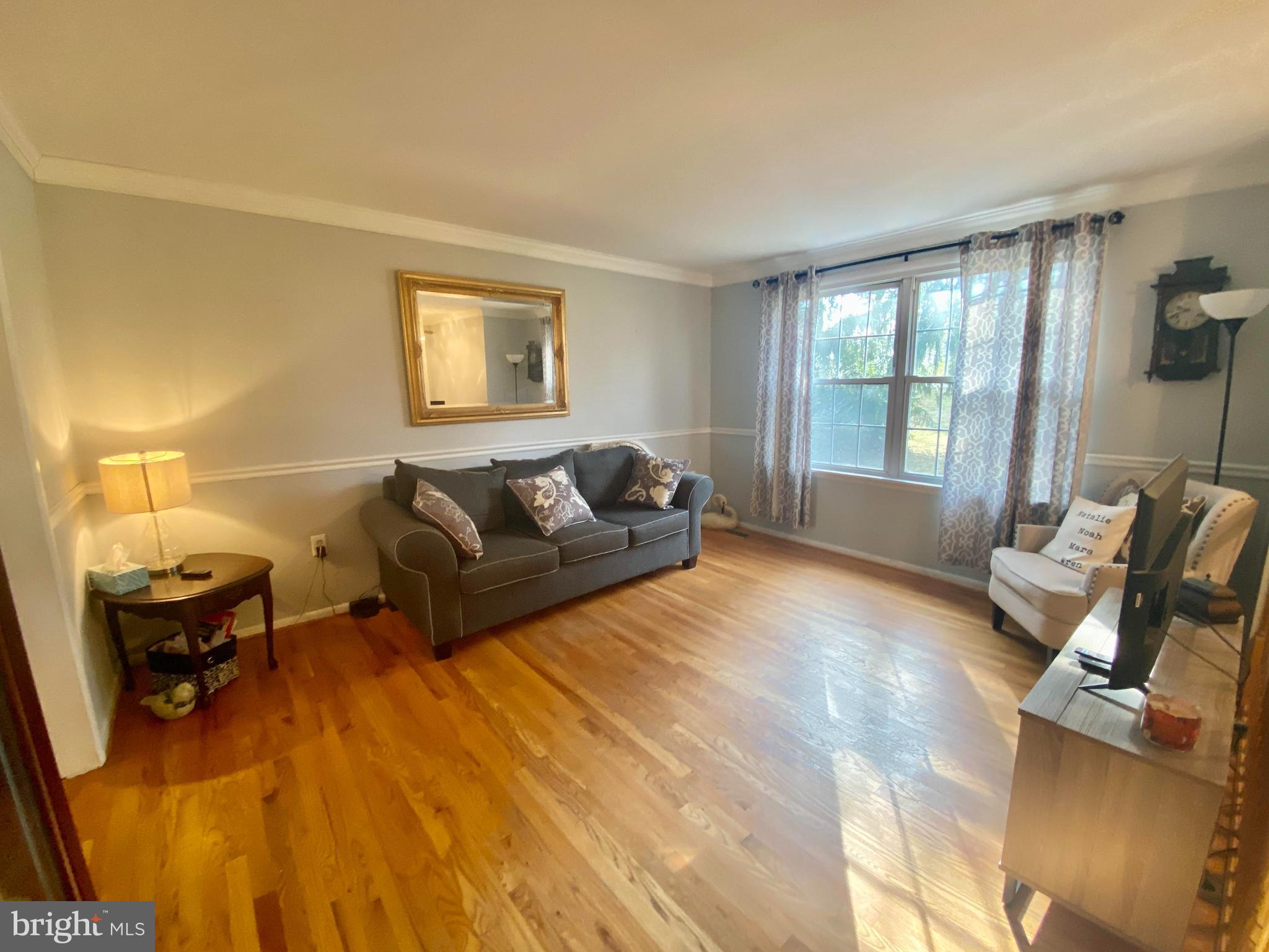 631 Walton Road Huntingtown, MD 20639 - Photo 11 of 34 Cozy living room w/hardwood