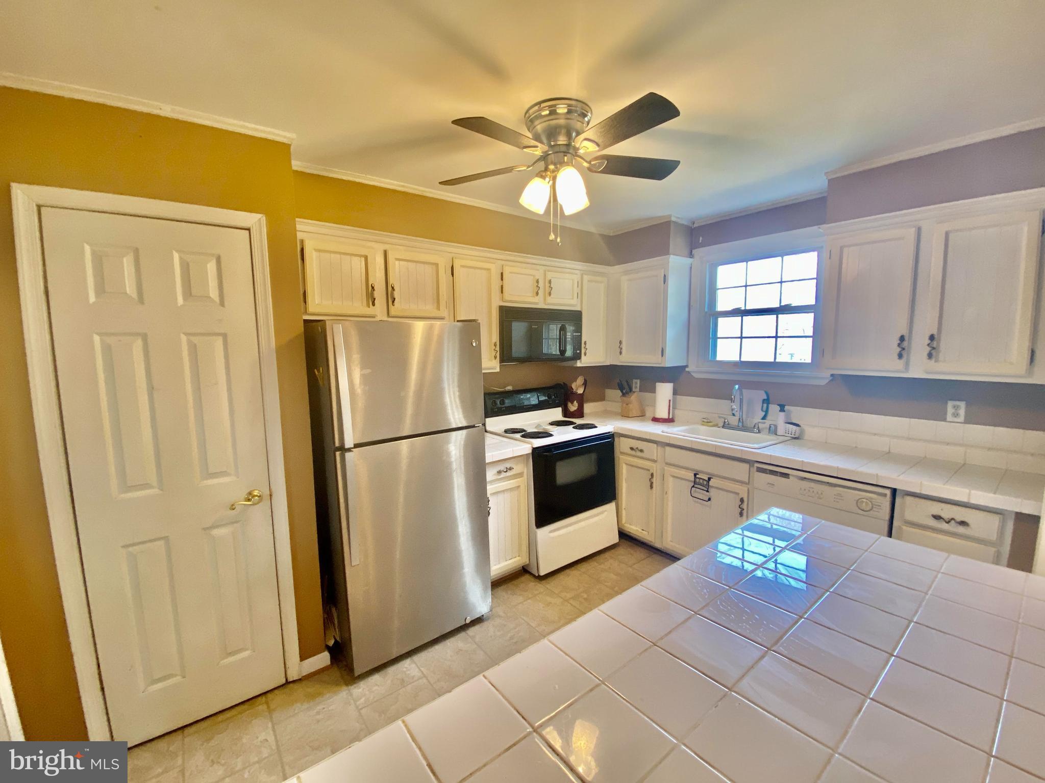 631 Walton Road Huntingtown, MD 20639 - Photo 5 of 34 Kitchen w/ceiling fan