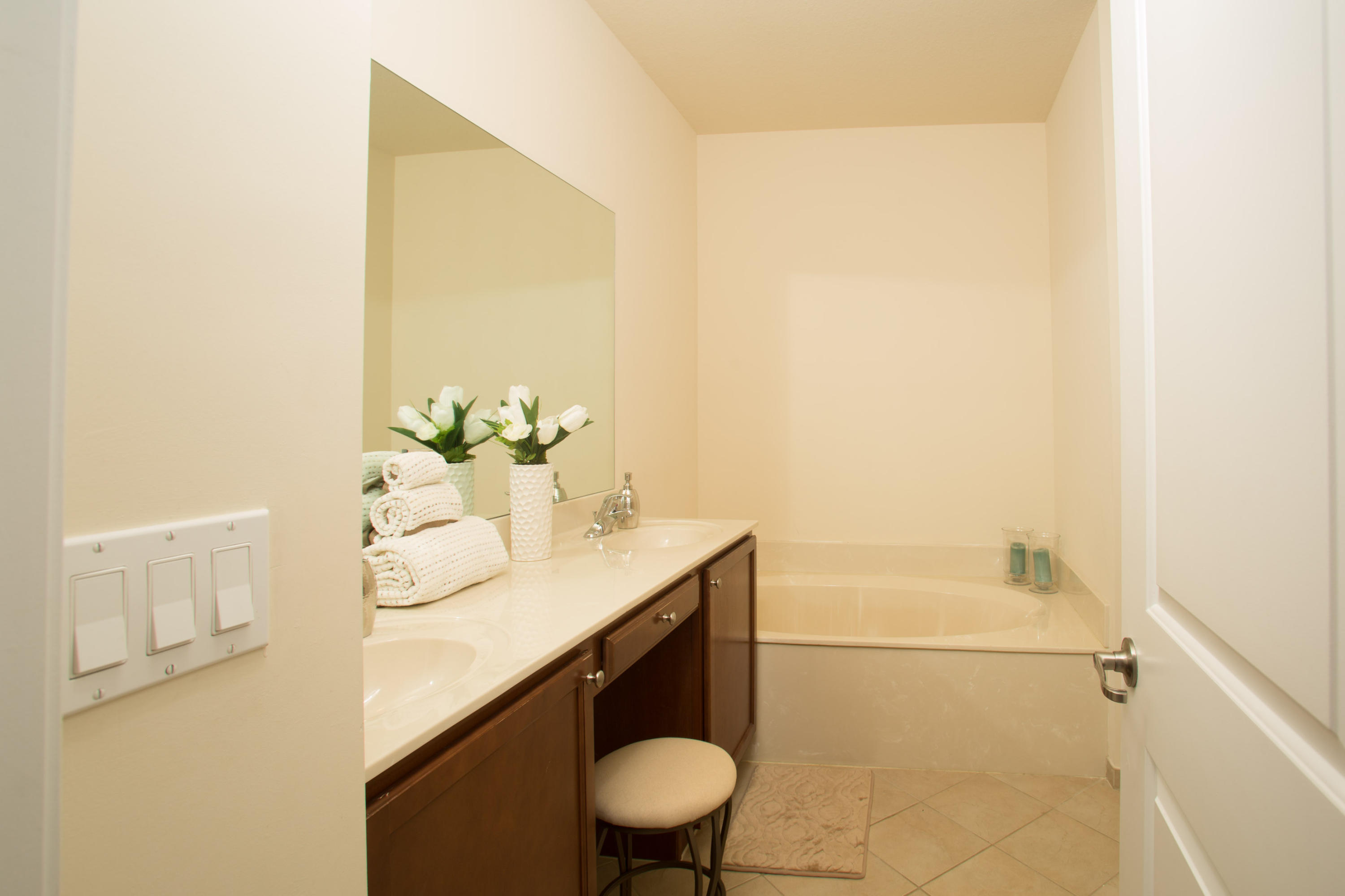 64 Northwest 7th Street Boca Raton, FL 33432 - Photo 25 of 34 MASTER TUB/DRESSING AREA