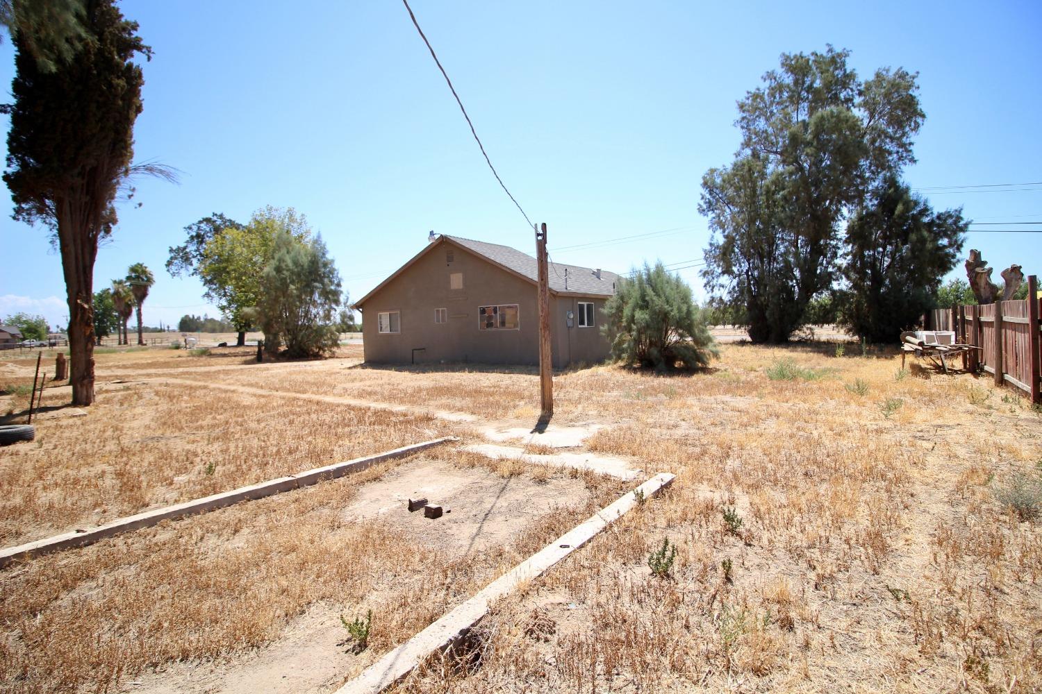 16896 Road 400 Madera, CA 93636 - Photo 20 of 34 a view of a yard with snow on the road