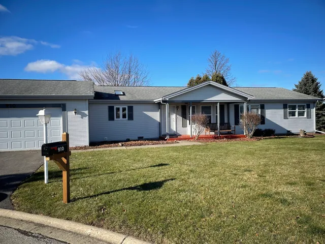 $170,000 | 910 Shetland Court, Grayslake, IL 60030
